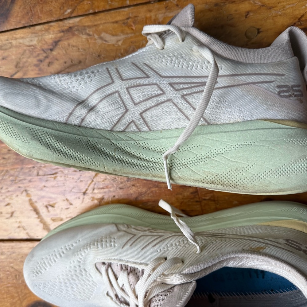 Women’s ASICS gel nimbus 25
